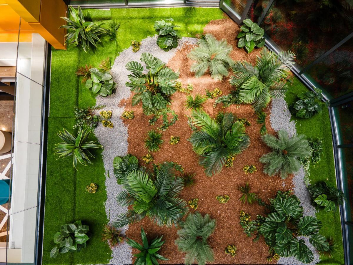 Ibis Styles Istanbul Merter エクステリア 写真 A green wall in a shopping mall