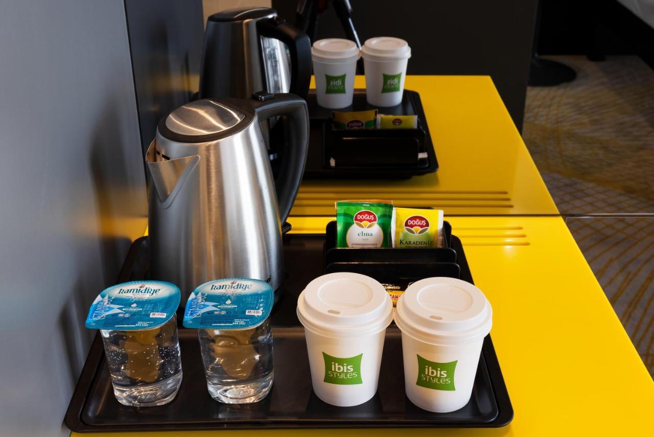 Ibis Styles Istanbul Merter 部屋 写真 A kettle with disposable cups and sachets of tea and coffee