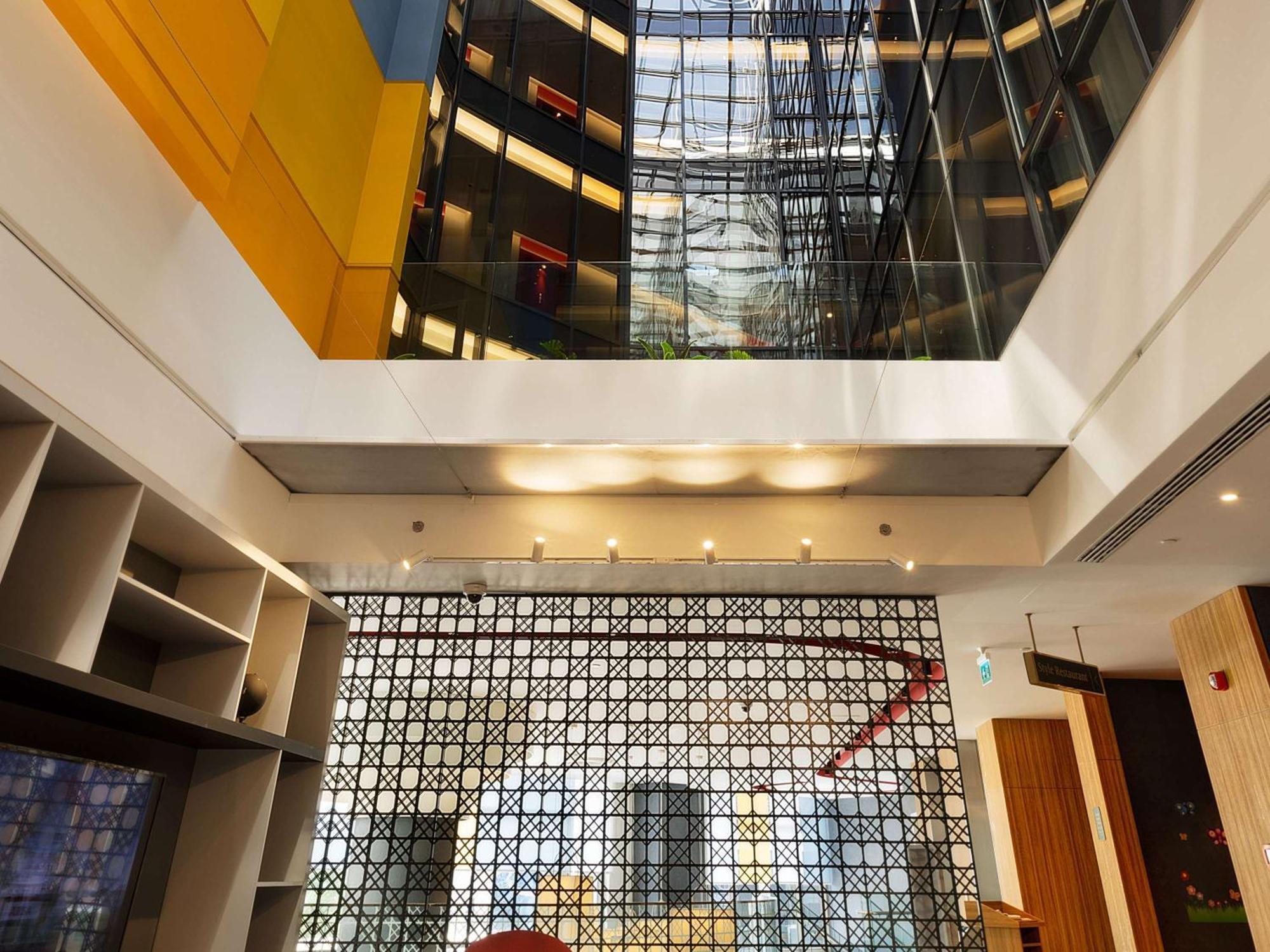 Ibis Styles Istanbul Merter エクステリア 写真 Interior of the library