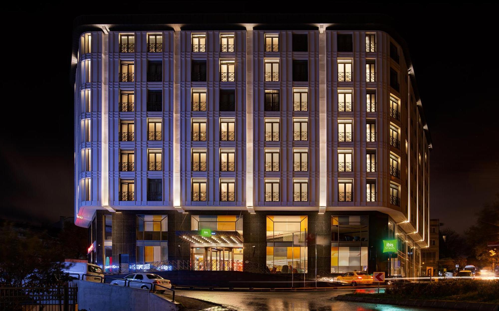 Ibis Styles Istanbul Merter エクステリア 写真 The hotel at night